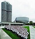 350 BMW-Auszubildende begrüssten die Ehrengäste zur Wiedereröffnung des Museums. Foto: Auto-Reporter/BMW